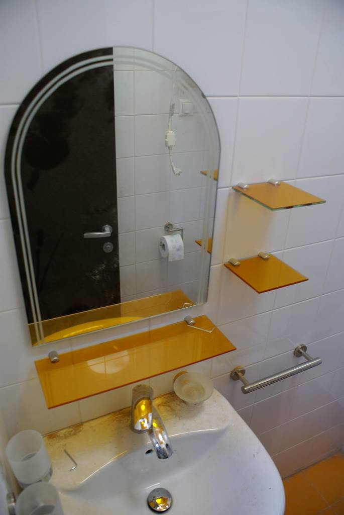 _зеркало навесное с матовым рисунком мебель полки стекло цветное ораньжевое --в ванной